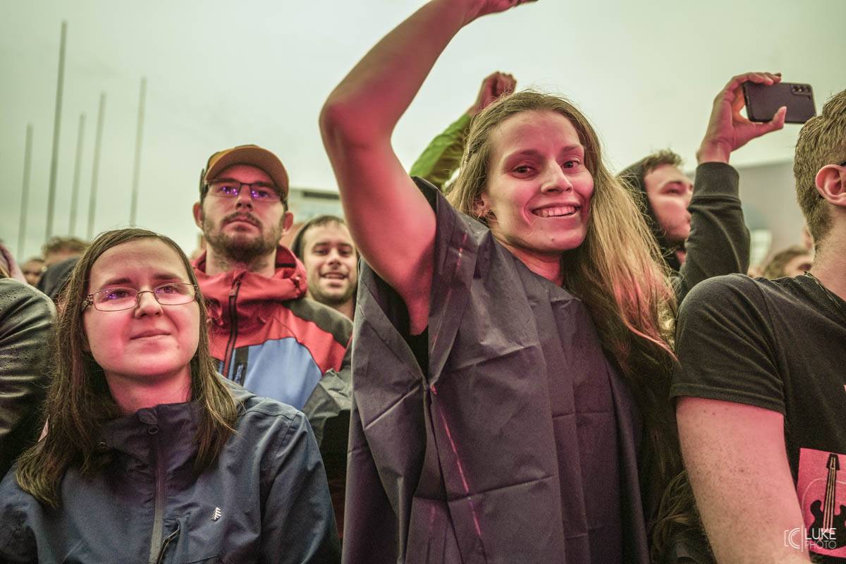 Kanadští Billy Talent zahráli v Brně na Výstavišti. Ani deštěm se fanoušci nenechali odradit