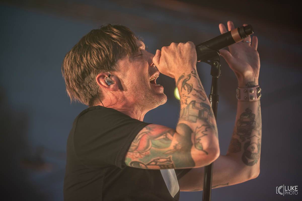 Kanadští Billy Talent zahráli v Brně na Výstavišti. Ani deštěm se fanoušci nenechali odradit