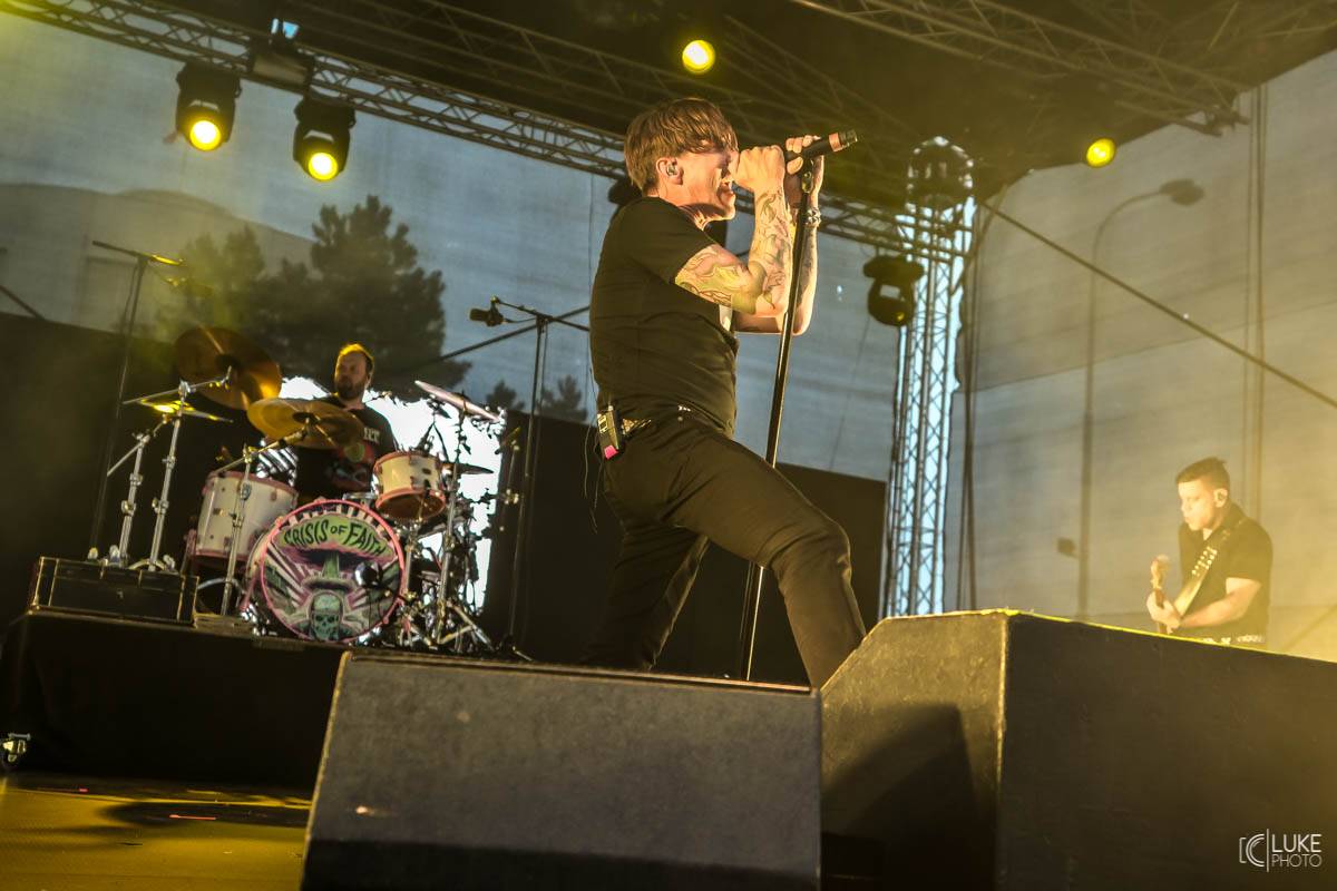 Kanadští Billy Talent zahráli v Brně na Výstavišti. Ani deštěm se fanoušci nenechali odradit
