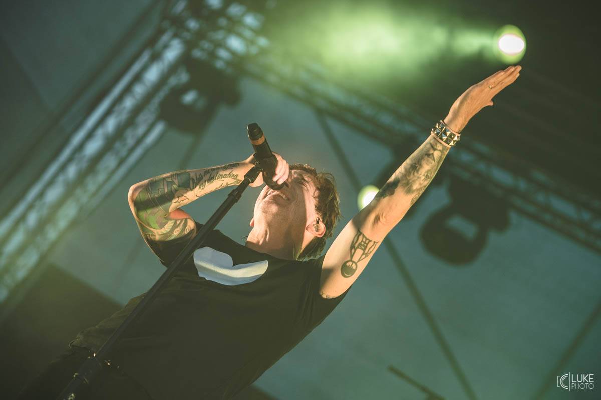 Kanadští Billy Talent zahráli v Brně na Výstavišti. Ani deštěm se fanoušci nenechali odradit