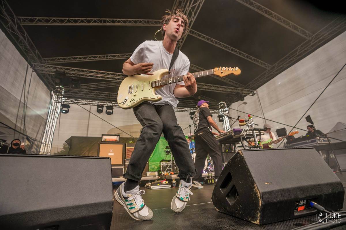 Kanadští Billy Talent zahráli v Brně na Výstavišti. Ani deštěm se fanoušci nenechali odradit