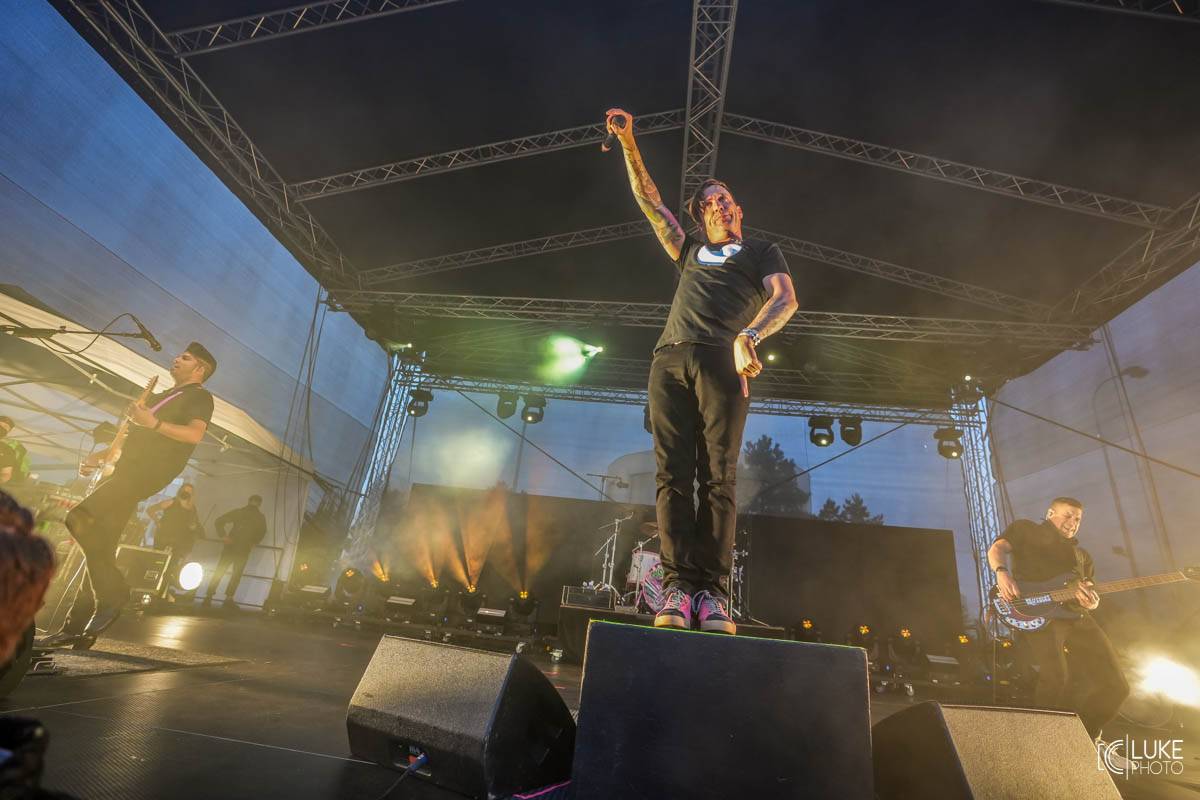 Kanadští Billy Talent zahráli v Brně na Výstavišti. Ani deštěm se fanoušci nenechali odradit