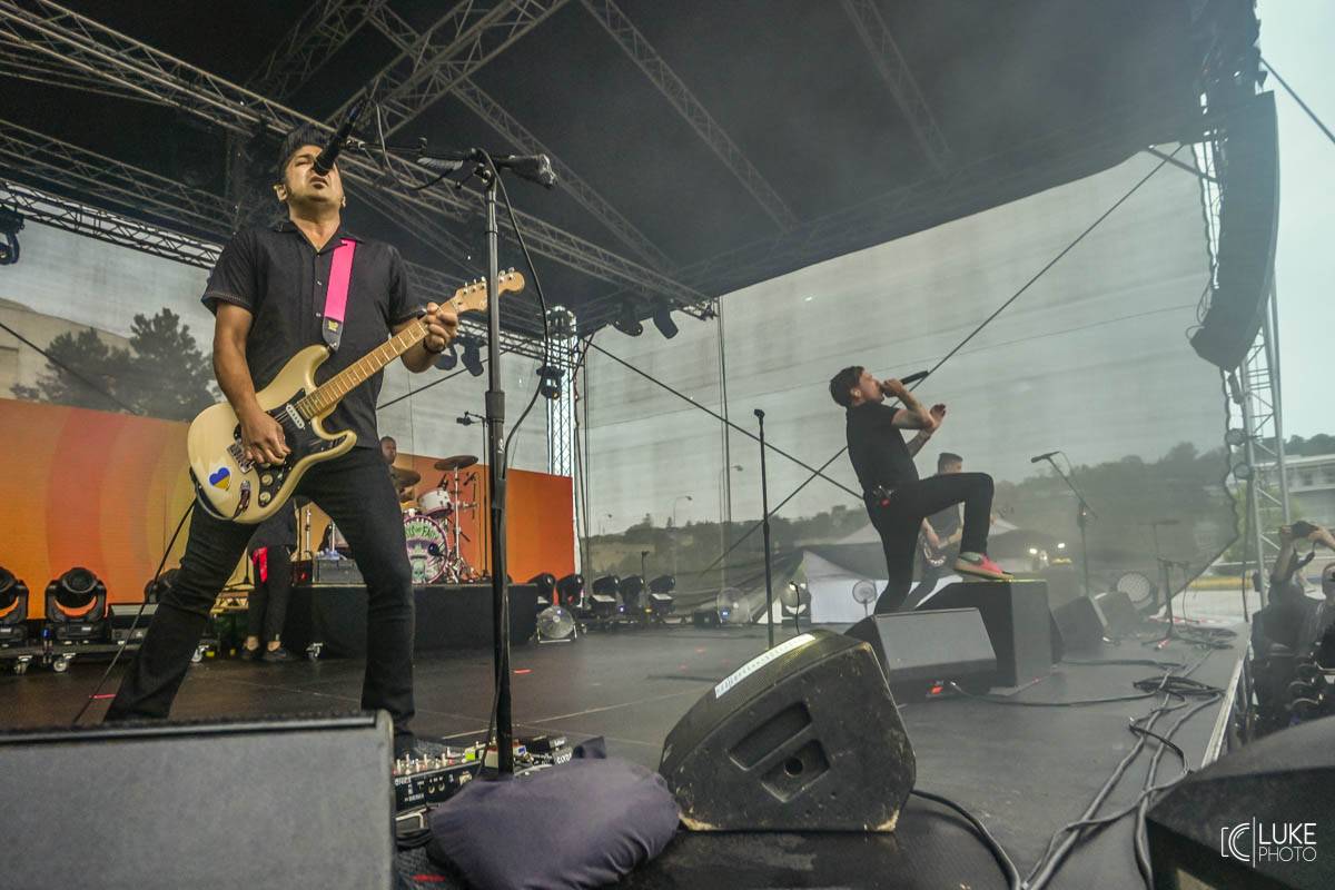 Kanadští Billy Talent zahráli v Brně na Výstavišti. Ani deštěm se fanoušci nenechali odradit