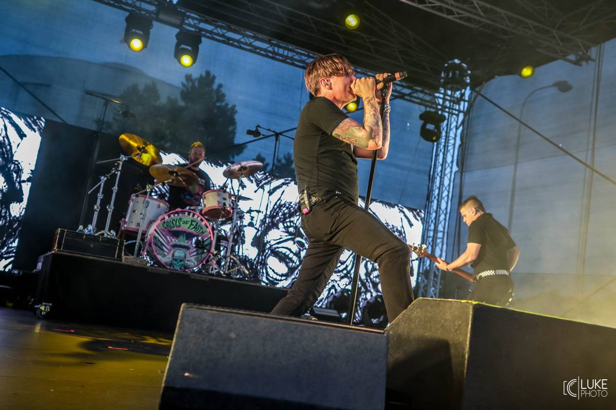Kanadští Billy Talent zahráli v Brně na Výstavišti. Ani deštěm se fanoušci nenechali odradit