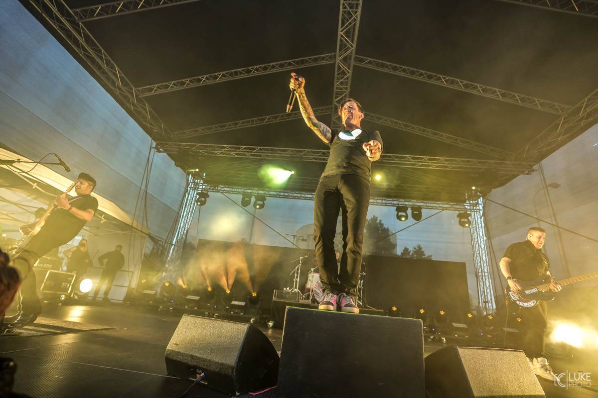 Kanadští Billy Talent zahráli v Brně na Výstavišti. Ani deštěm se fanoušci nenechali odradit