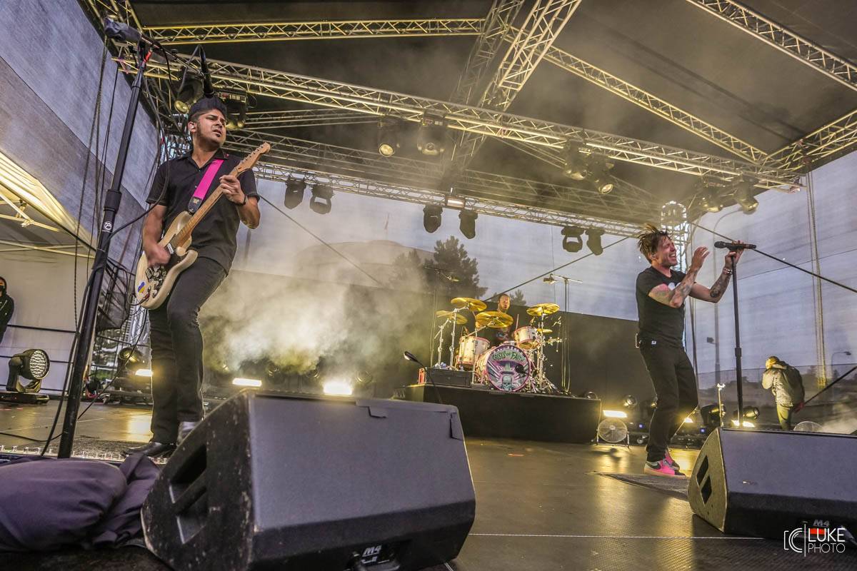 Kanadští Billy Talent zahráli v Brně na Výstavišti. Ani deštěm se fanoušci nenechali odradit