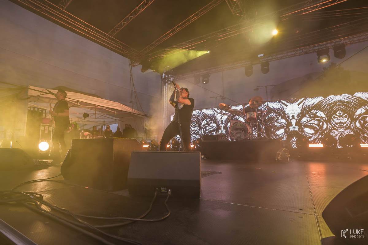 Kanadští Billy Talent zahráli v Brně na Výstavišti. Ani deštěm se fanoušci nenechali odradit