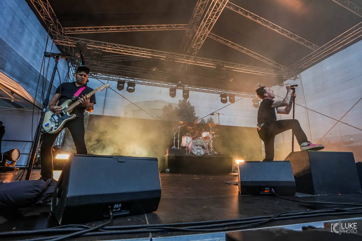 Kanadští Billy Talent zahráli v Brně na Výstavišti. Ani deštěm se fanoušci nenechali odradit