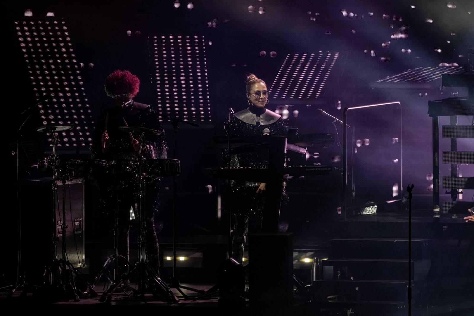 Ve Foru Karlín se tančilo v rytmu devadesátek. Pet Shop Boys zahráli své největší hity