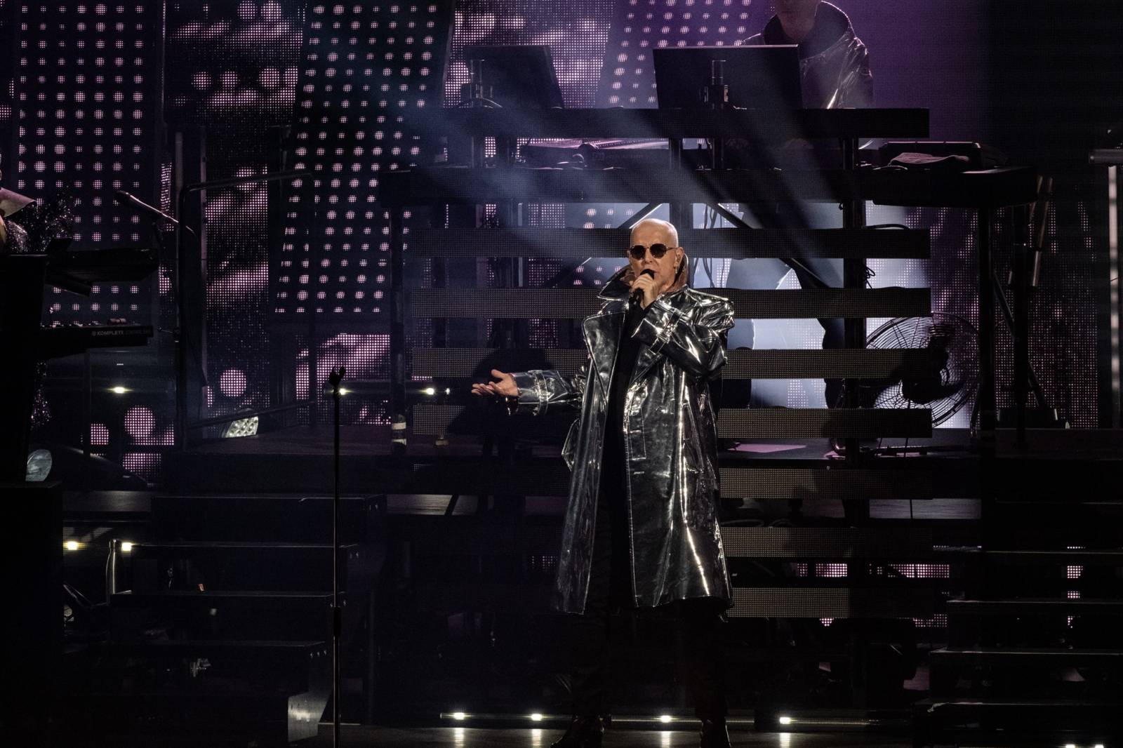 Ve Foru Karlín se tančilo v rytmu devadesátek. Pet Shop Boys zahráli své největší hity