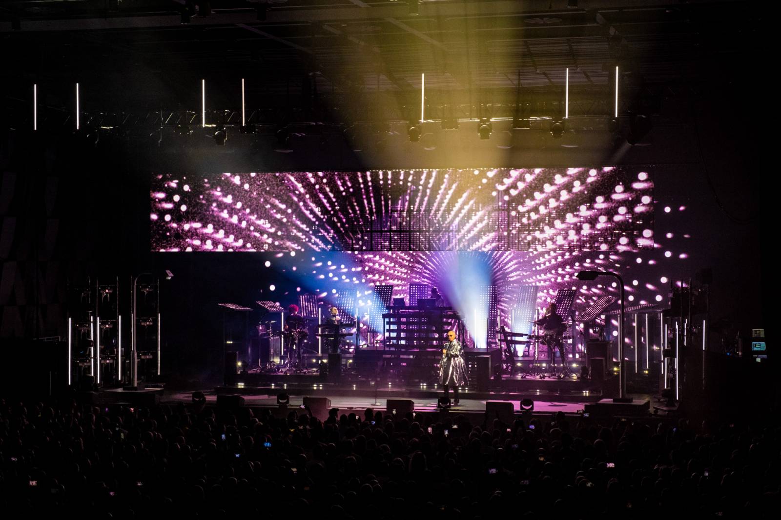 Ve Foru Karlín se tančilo v rytmu devadesátek. Pet Shop Boys zahráli své největší hity