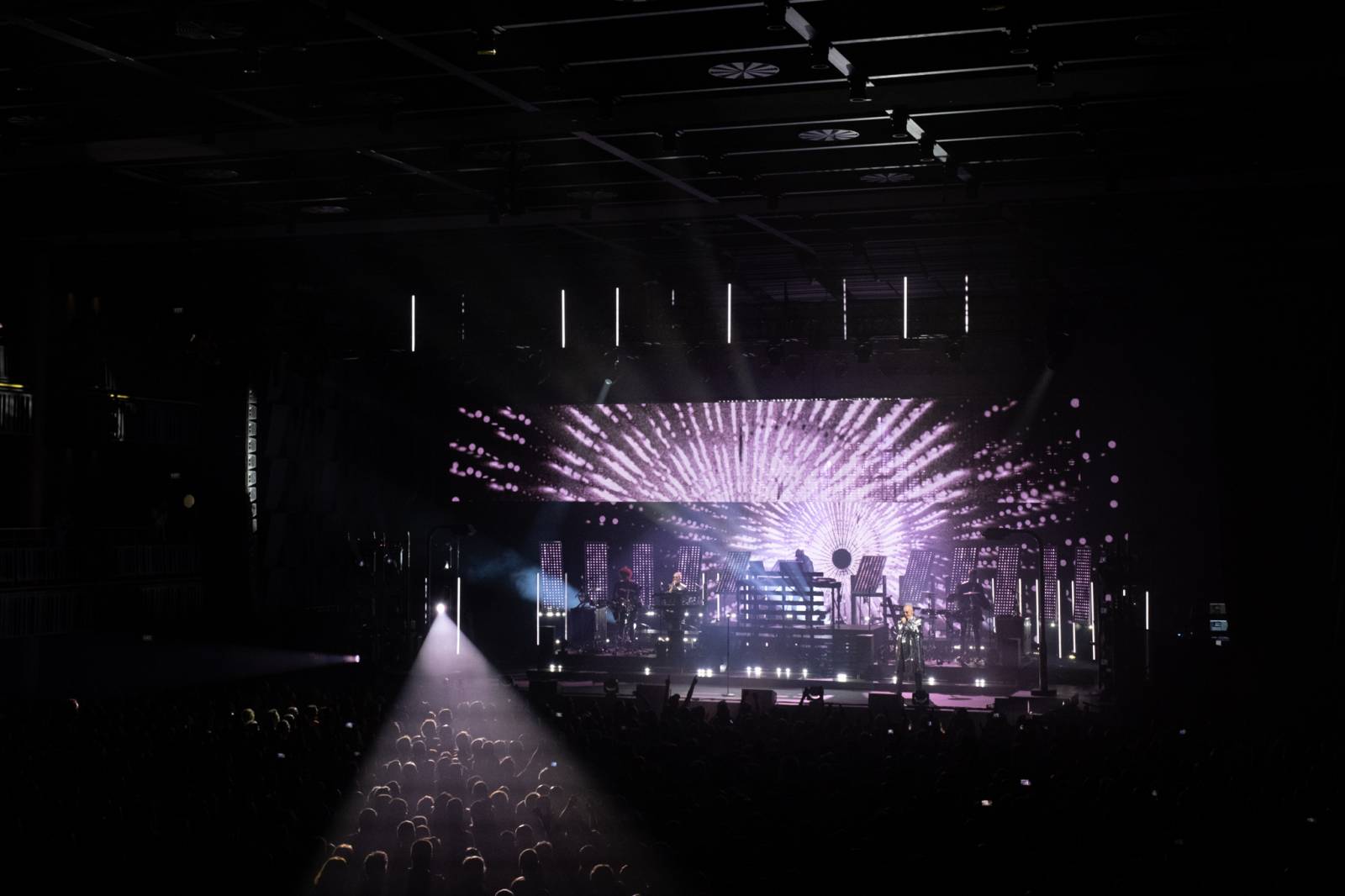 Ve Foru Karlín se tančilo v rytmu devadesátek. Pet Shop Boys zahráli své největší hity