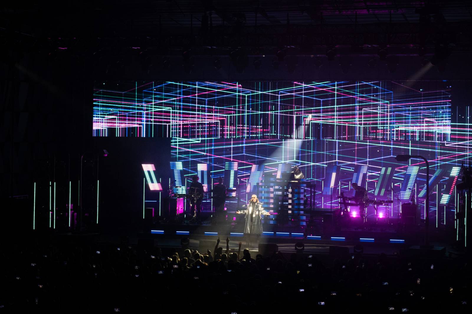 Ve Foru Karlín se tančilo v rytmu devadesátek. Pet Shop Boys zahráli své největší hity