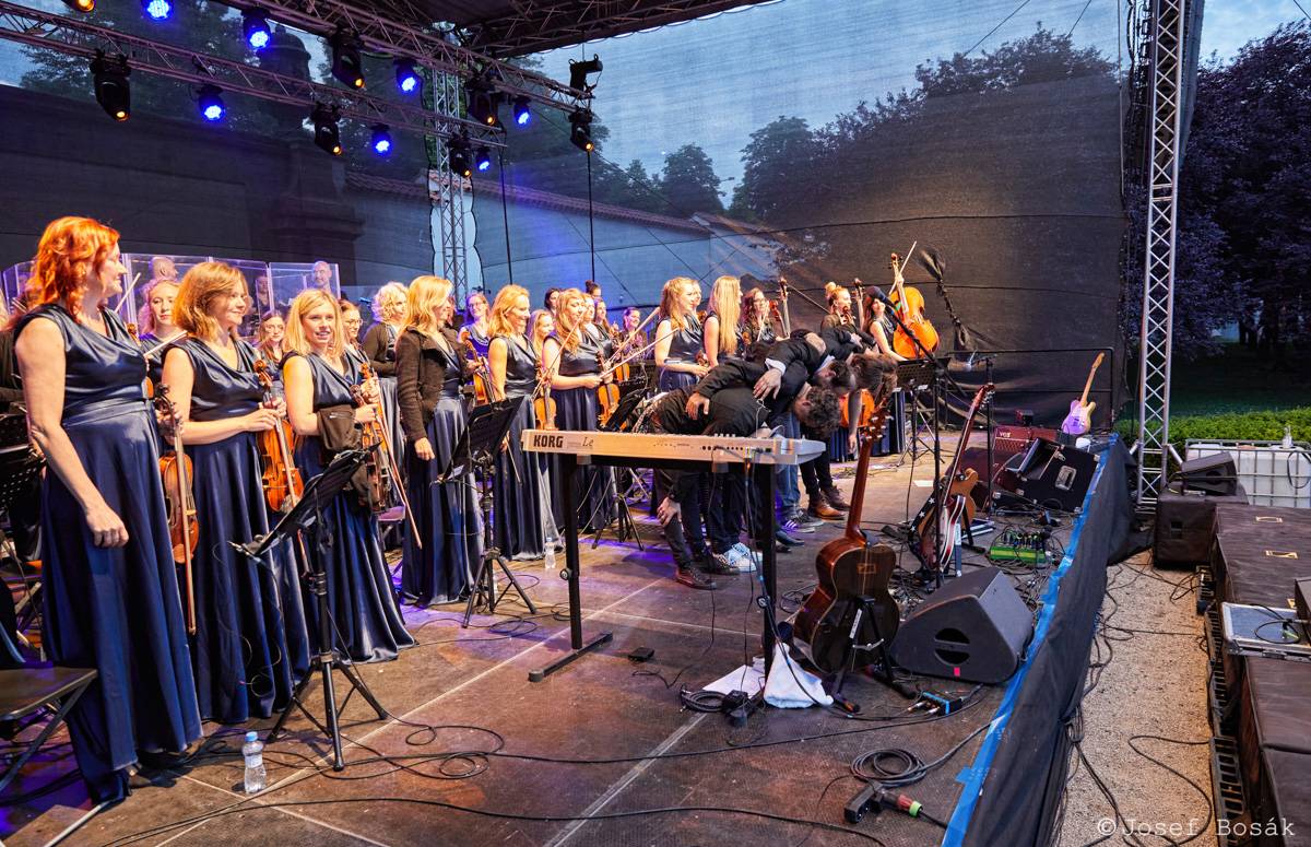 Michal Hrůza zahájil turné Symphonica na zahradě Trojského zámku, kapelu doprovází ženský orchestr i dětský sbor