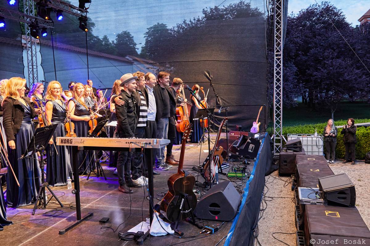 Michal Hrůza zahájil turné Symphonica na zahradě Trojského zámku, kapelu doprovází ženský orchestr i dětský sbor