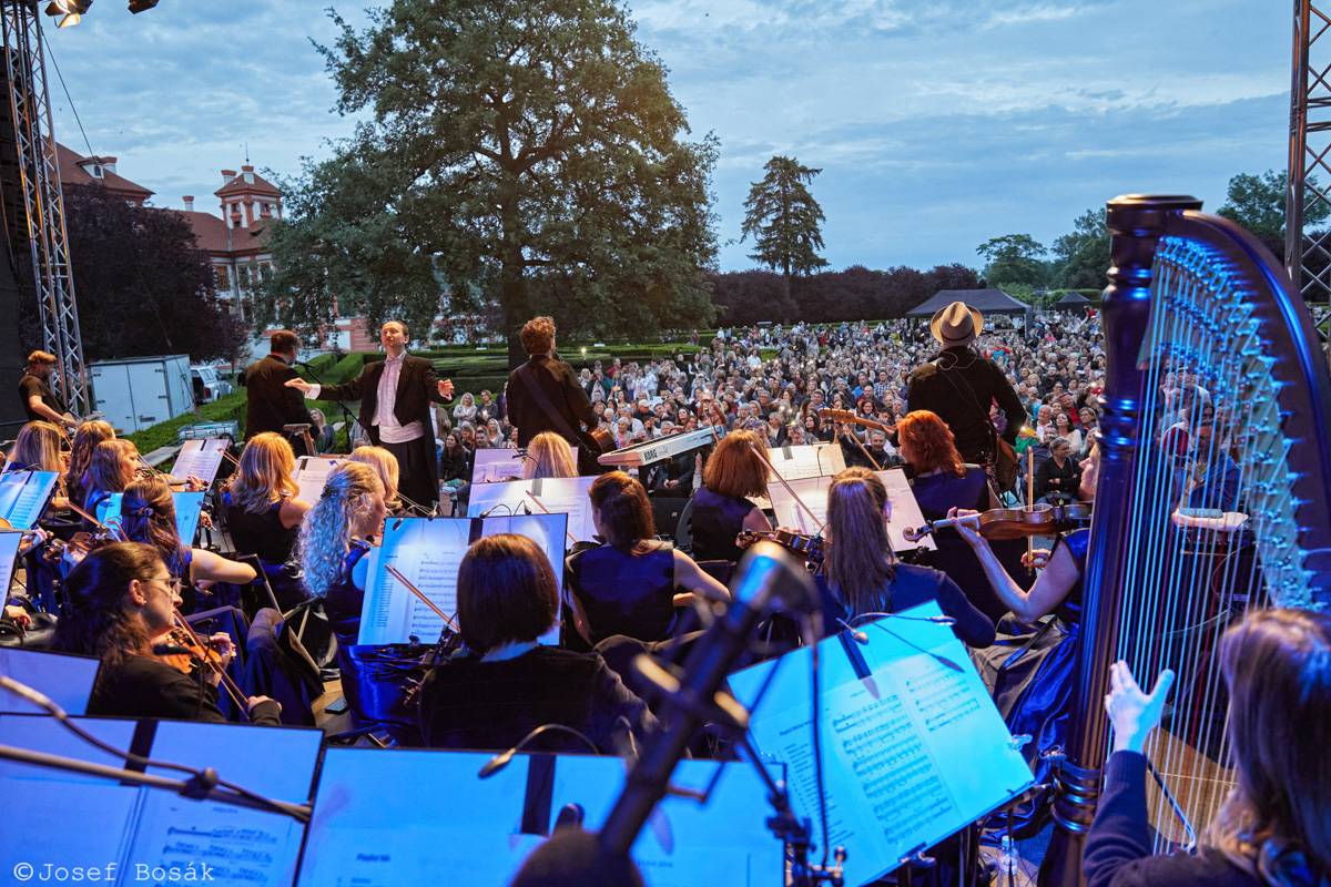 Michal Hrůza zahájil turné Symphonica na zahradě Trojského zámku, kapelu doprovází ženský orchestr i dětský sbor
