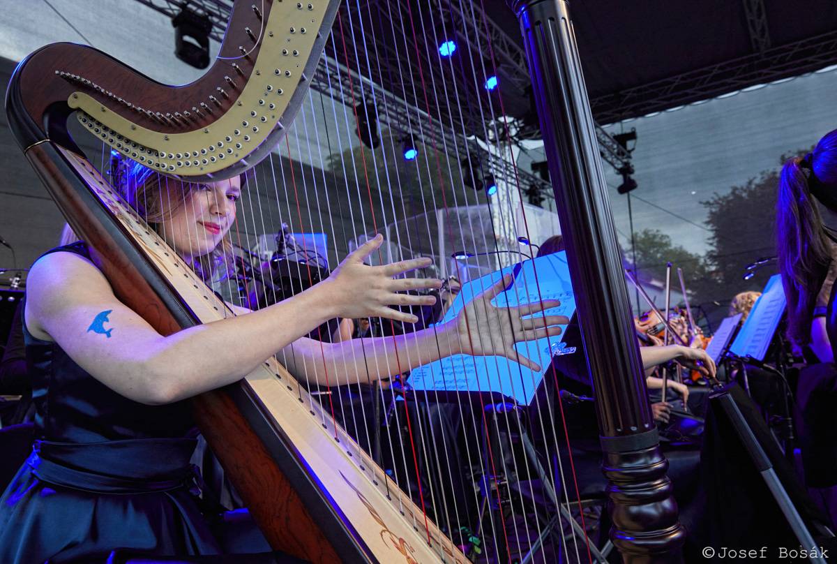 Michal Hrůza zahájil turné Symphonica na zahradě Trojského zámku, kapelu doprovází ženský orchestr i dětský sbor