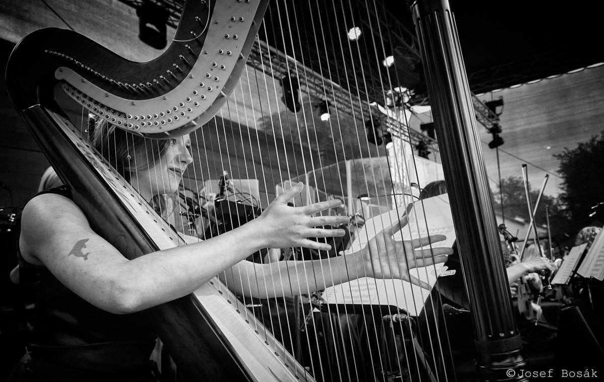 Michal Hrůza zahájil turné Symphonica na zahradě Trojského zámku, kapelu doprovází ženský orchestr i dětský sbor