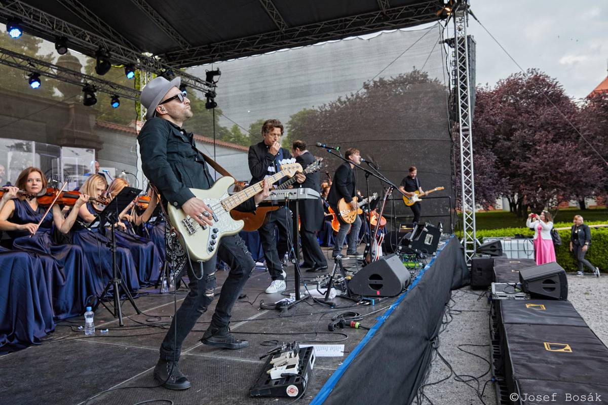 Michal Hrůza zahájil turné Symphonica na zahradě Trojského zámku, kapelu doprovází ženský orchestr i dětský sbor