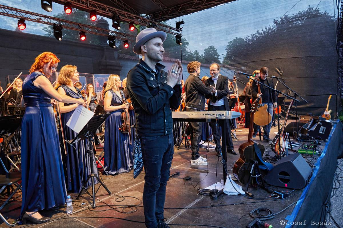 Michal Hrůza zahájil turné Symphonica na zahradě Trojského zámku, kapelu doprovází ženský orchestr i dětský sbor