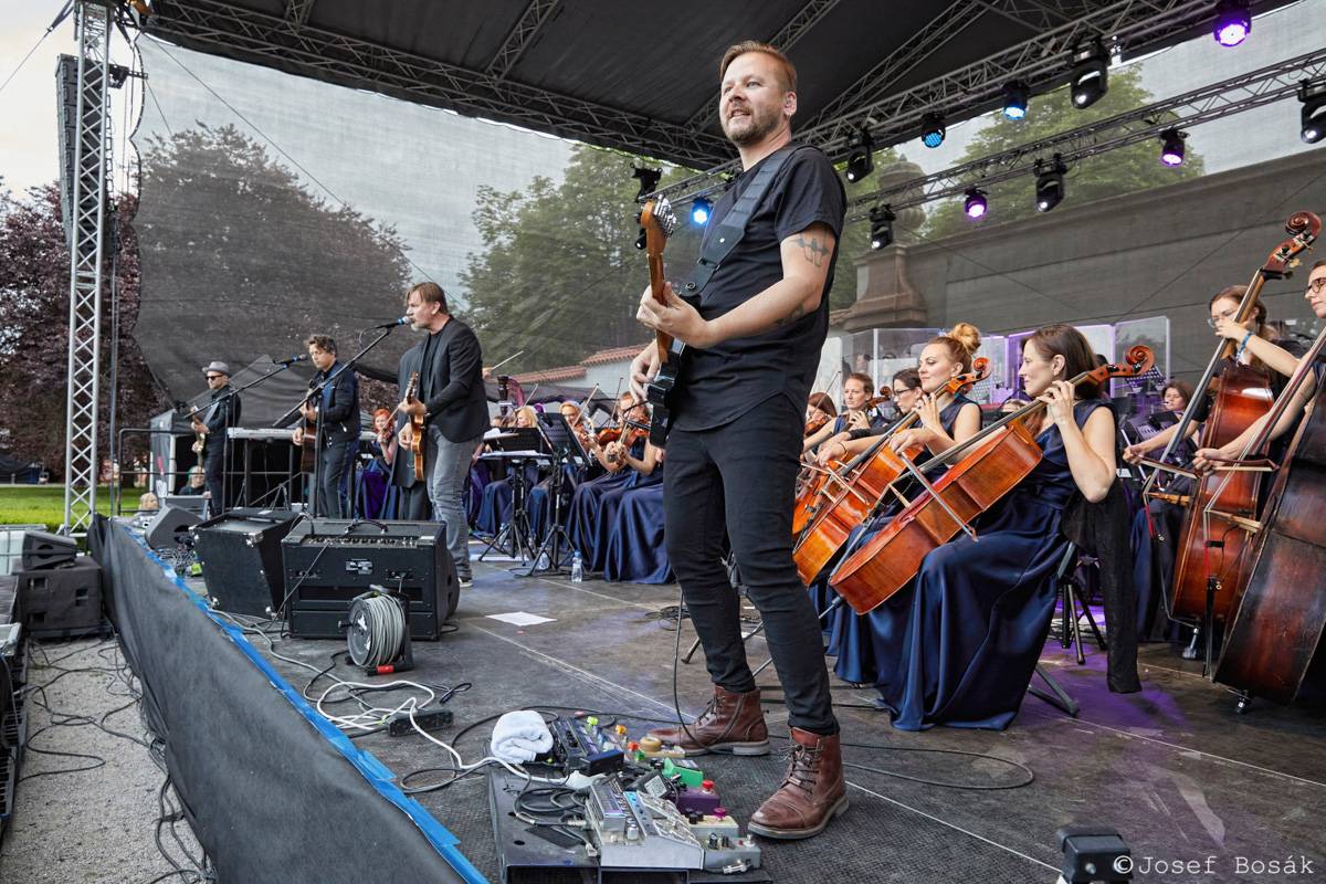 Michal Hrůza zahájil turné Symphonica na zahradě Trojského zámku, kapelu doprovází ženský orchestr i dětský sbor