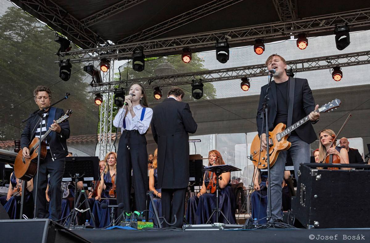 Michal Hrůza zahájil turné Symphonica na zahradě Trojského zámku, kapelu doprovází ženský orchestr i dětský sbor