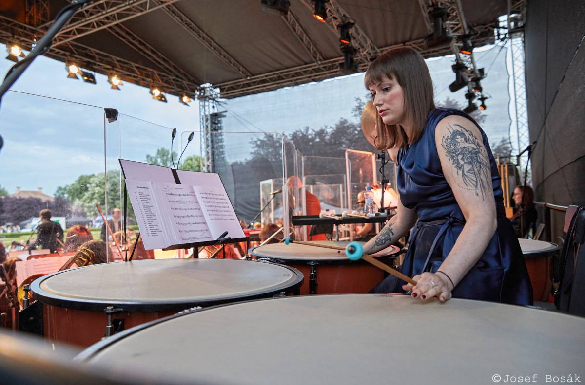 Michal Hrůza zahájil turné Symphonica na zahradě Trojského zámku, kapelu doprovází ženský orchestr i dětský sbor