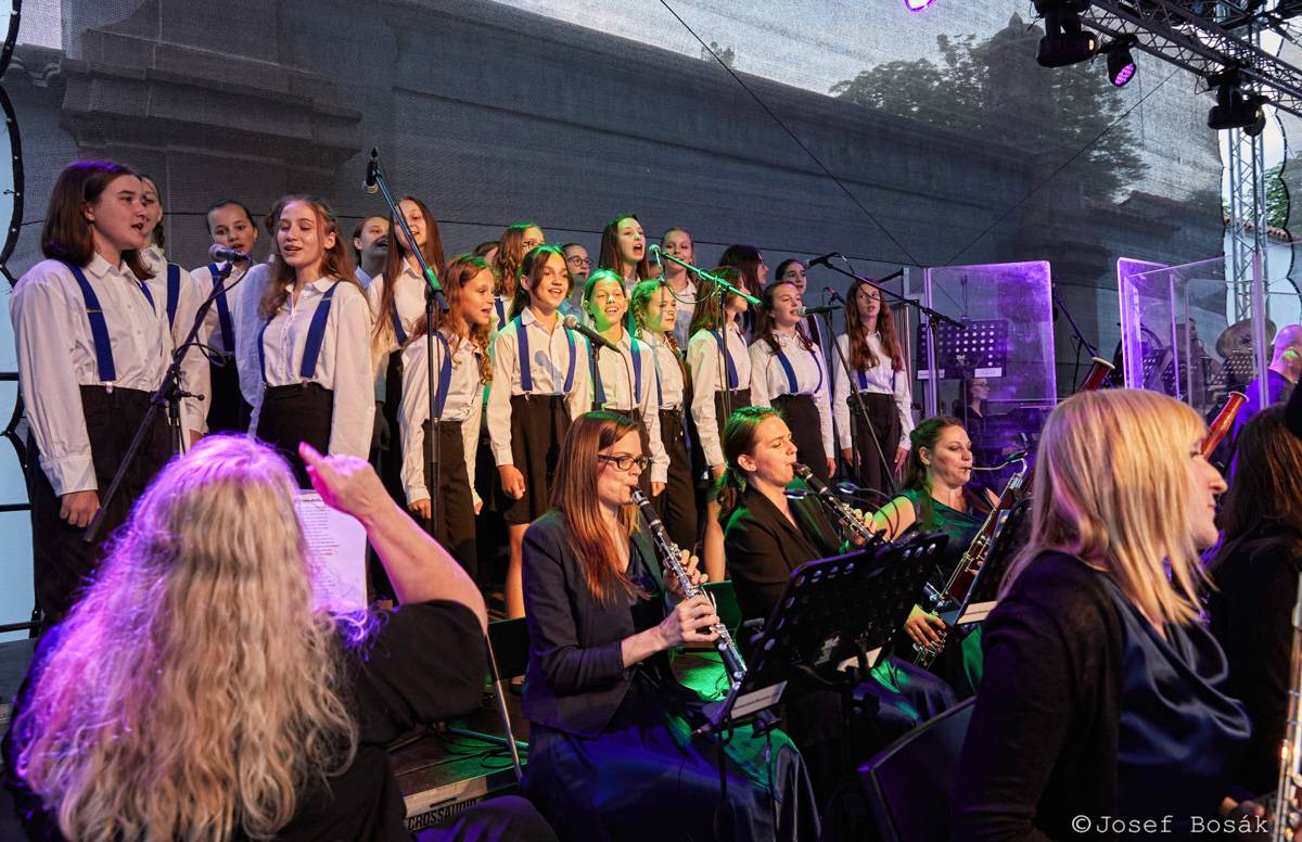 Michal Hrůza zahájil turné Symphonica na zahradě Trojského zámku, kapelu doprovází ženský orchestr i dětský sbor