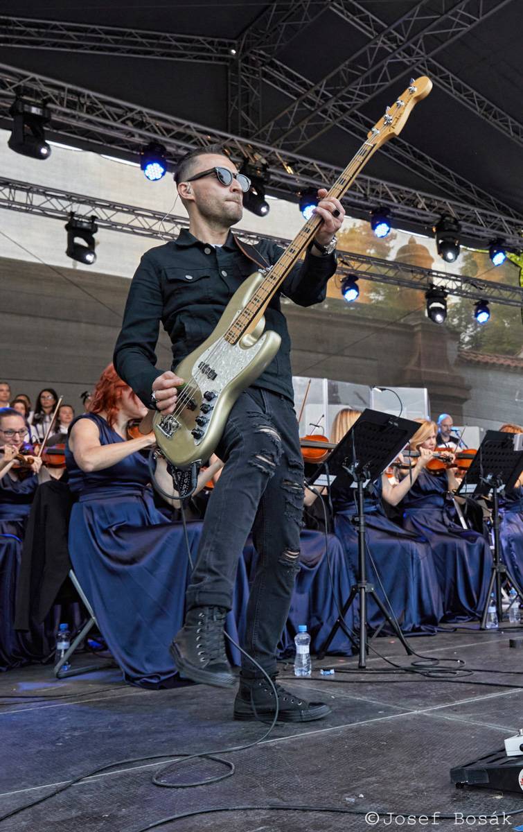 Michal Hrůza zahájil turné Symphonica na zahradě Trojského zámku, kapelu doprovází ženský orchestr i dětský sbor