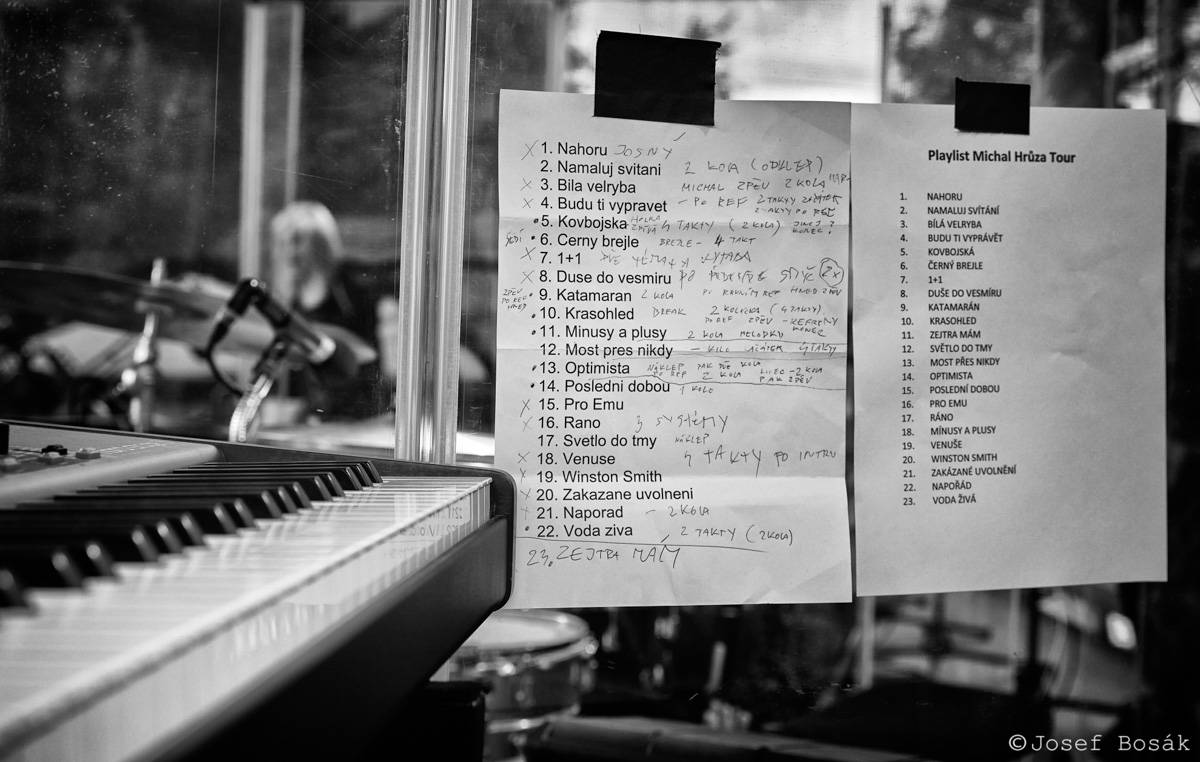 Michal Hrůza zahájil turné Symphonica na zahradě Trojského zámku, kapelu doprovází ženský orchestr i dětský sbor