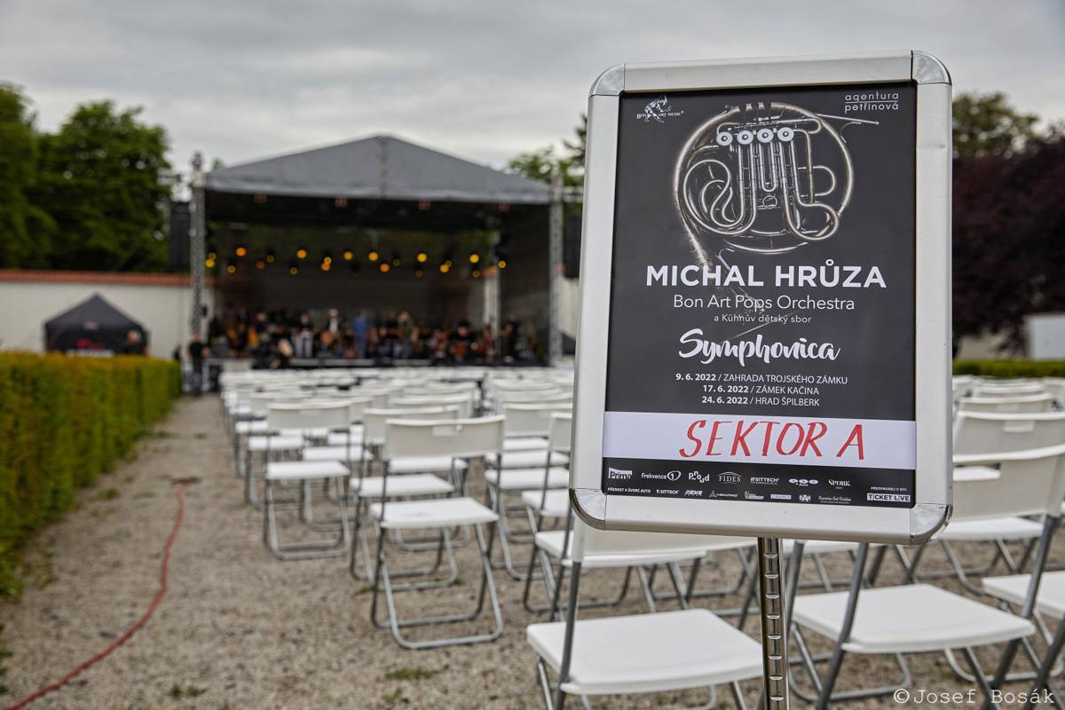 Michal Hrůza zahájil turné Symphonica na zahradě Trojského zámku, kapelu doprovází ženský orchestr i dětský sbor