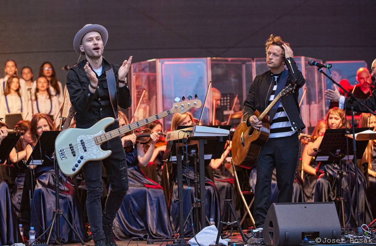 Michal Hrůza zahájil turné Symphonica na zahradě Trojského zámku, kapelu doprovází ženský orchestr i dětský sbor