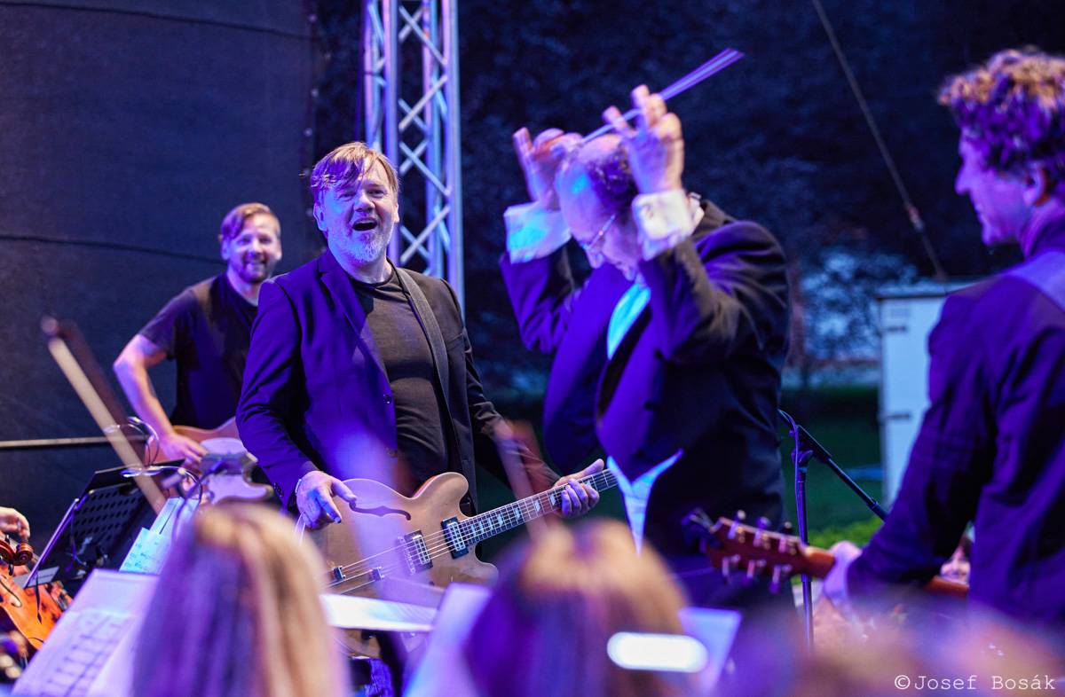 Michal Hrůza zahájil turné Symphonica na zahradě Trojského zámku, kapelu doprovází ženský orchestr i dětský sbor