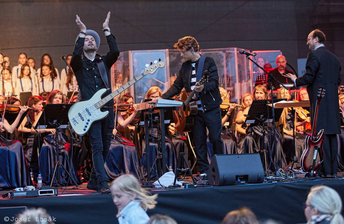 Michal Hrůza zahájil turné Symphonica na zahradě Trojského zámku, kapelu doprovází ženský orchestr i dětský sbor
