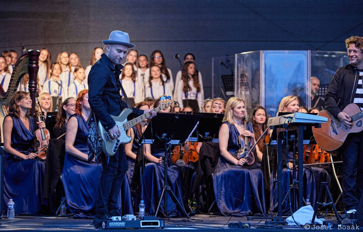 Michal Hrůza zahájil turné Symphonica na zahradě Trojského zámku, kapelu doprovází ženský orchestr i dětský sbor