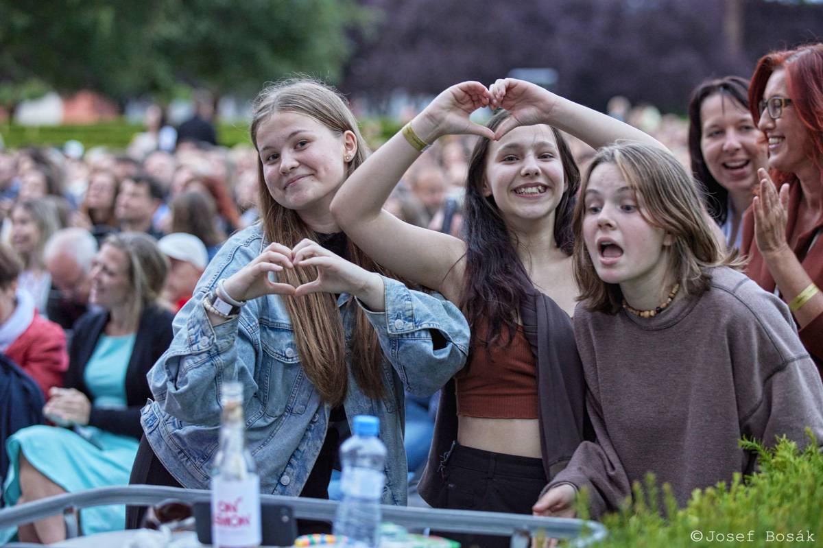 Michal Hrůza zahájil turné Symphonica na zahradě Trojského zámku, kapelu doprovází ženský orchestr i dětský sbor