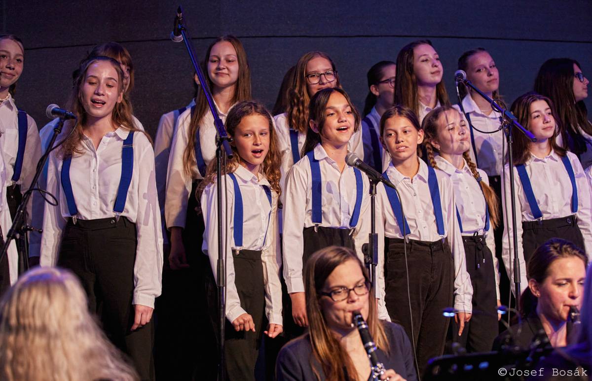 Michal Hrůza zahájil turné Symphonica na zahradě Trojského zámku, kapelu doprovází ženský orchestr i dětský sbor