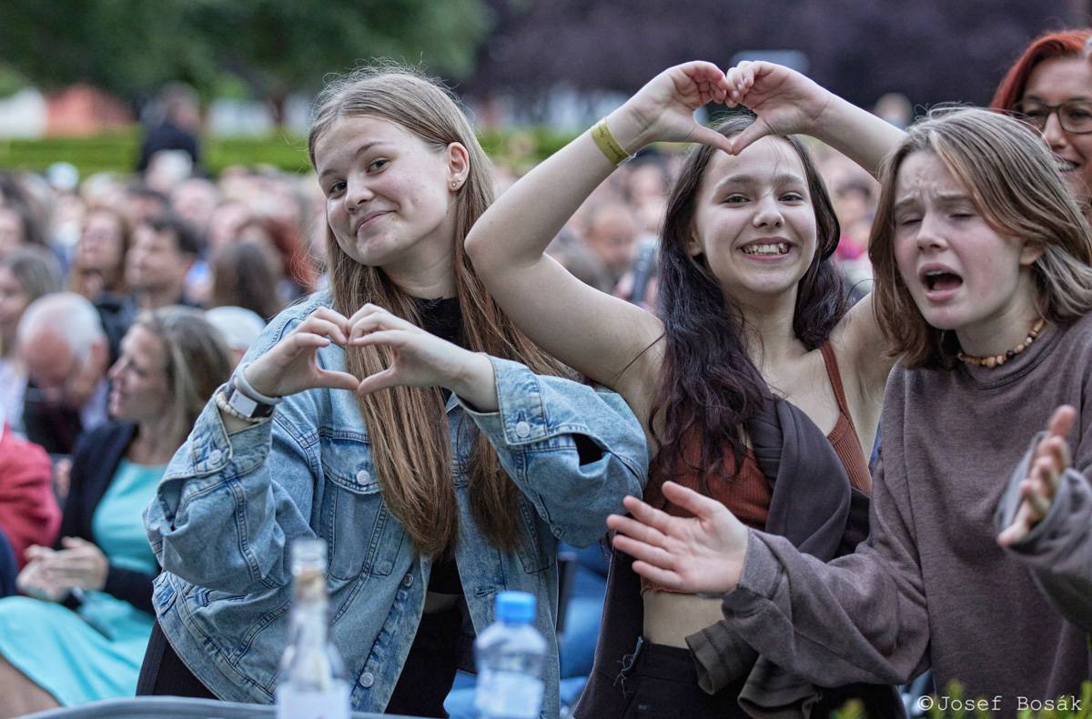 Michal Hrůza zahájil turné Symphonica na zahradě Trojského zámku, kapelu doprovází ženský orchestr i dětský sbor