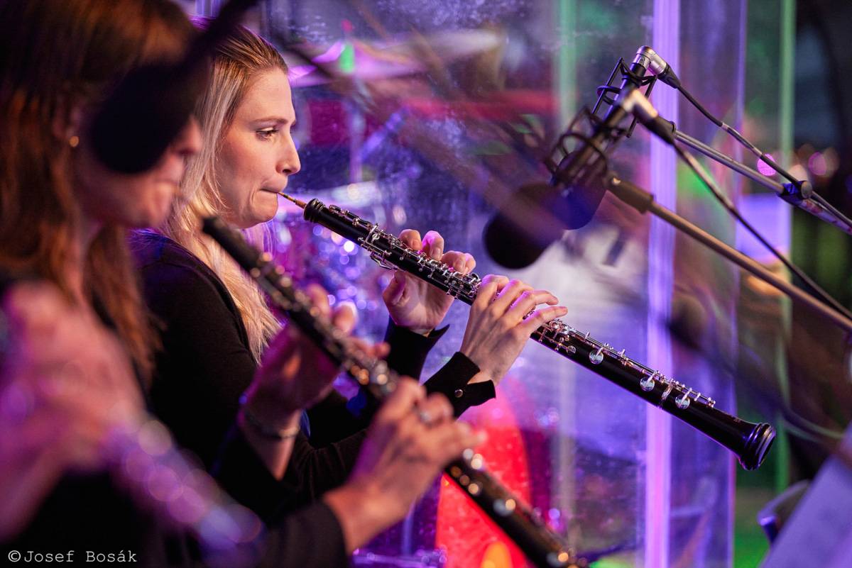 Michal Hrůza zahájil turné Symphonica na zahradě Trojského zámku, kapelu doprovází ženský orchestr i dětský sbor