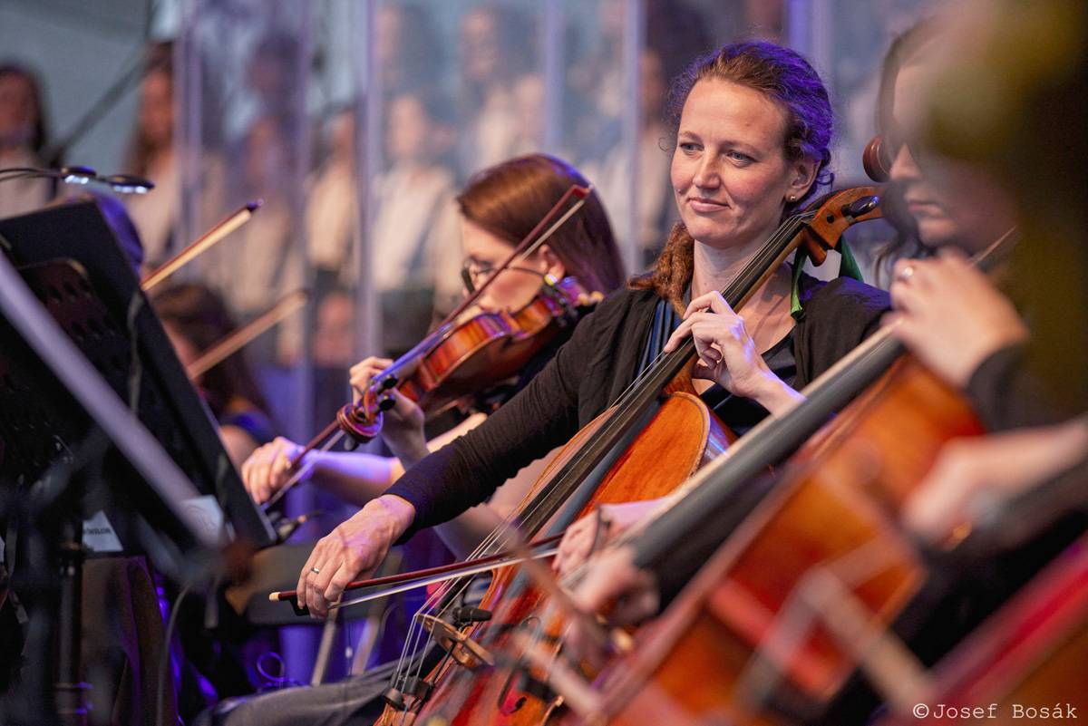 Michal Hrůza zahájil turné Symphonica na zahradě Trojského zámku, kapelu doprovází ženský orchestr i dětský sbor