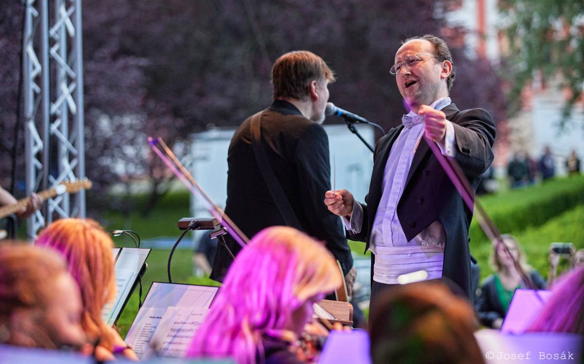 Michal Hrůza zahájil turné Symphonica na zahradě Trojského zámku, kapelu doprovází ženský orchestr i dětský sbor