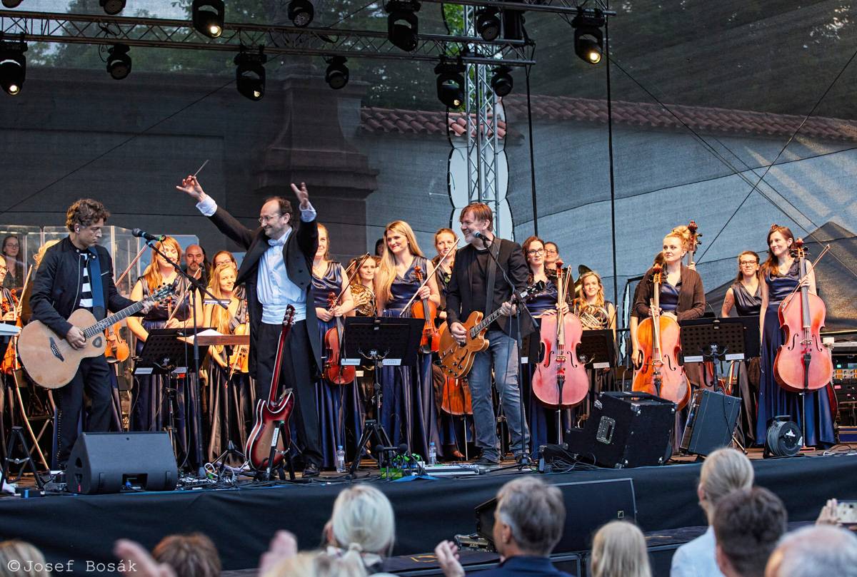 Michal Hrůza zahájil turné Symphonica na zahradě Trojského zámku, kapelu doprovází ženský orchestr i dětský sbor