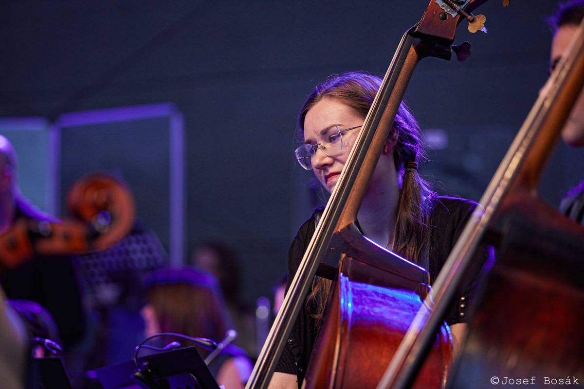 Michal Hrůza zahájil turné Symphonica na zahradě Trojského zámku, kapelu doprovází ženský orchestr i dětský sbor