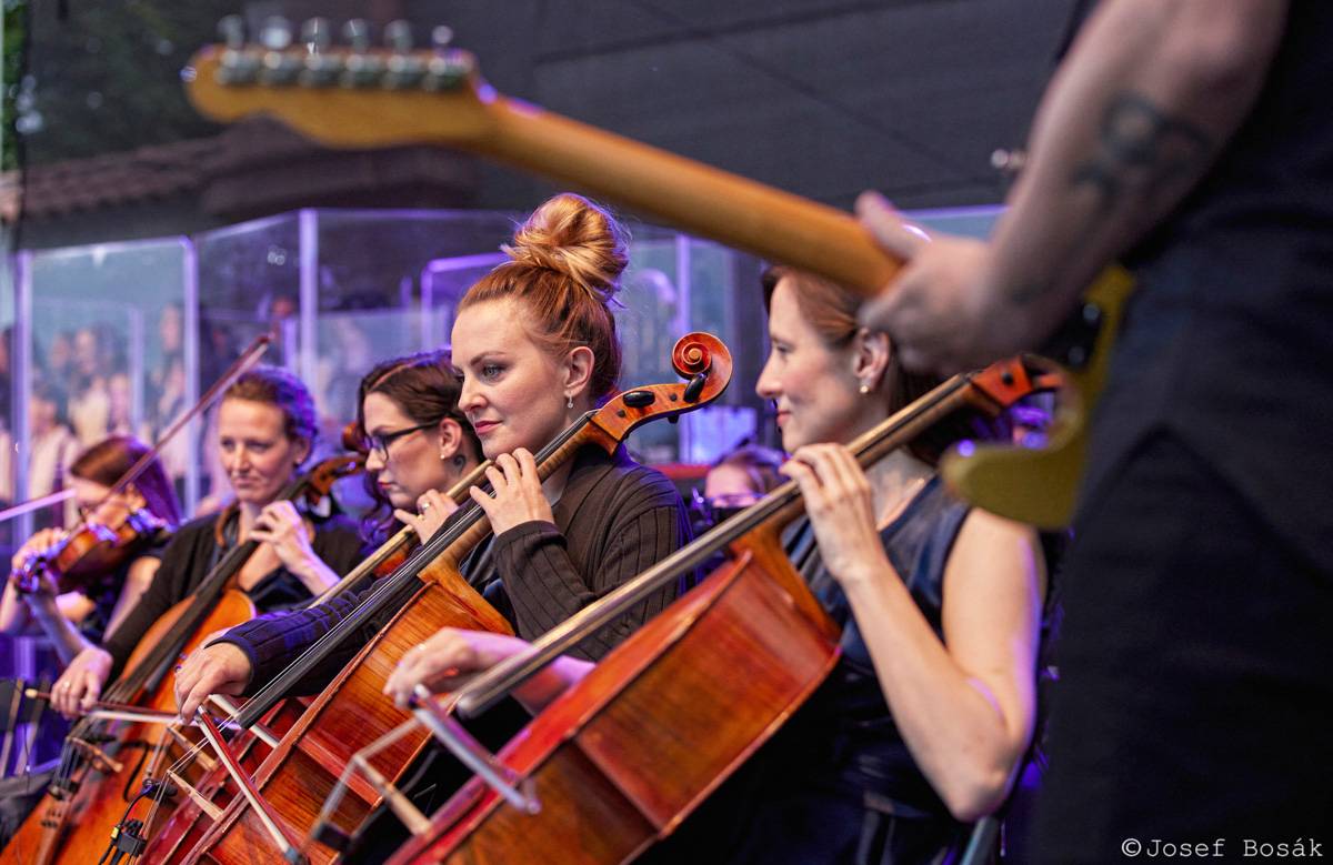 Michal Hrůza zahájil turné Symphonica na zahradě Trojského zámku, kapelu doprovází ženský orchestr i dětský sbor