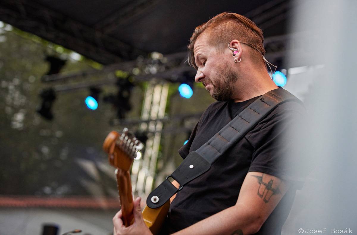 Michal Hrůza zahájil turné Symphonica na zahradě Trojského zámku, kapelu doprovází ženský orchestr i dětský sbor