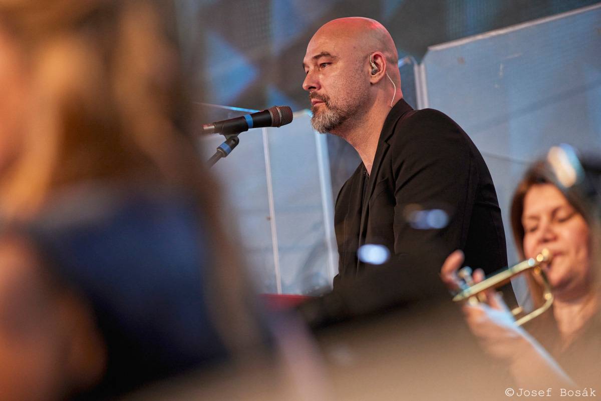 Michal Hrůza zahájil turné Symphonica na zahradě Trojského zámku, kapelu doprovází ženský orchestr i dětský sbor