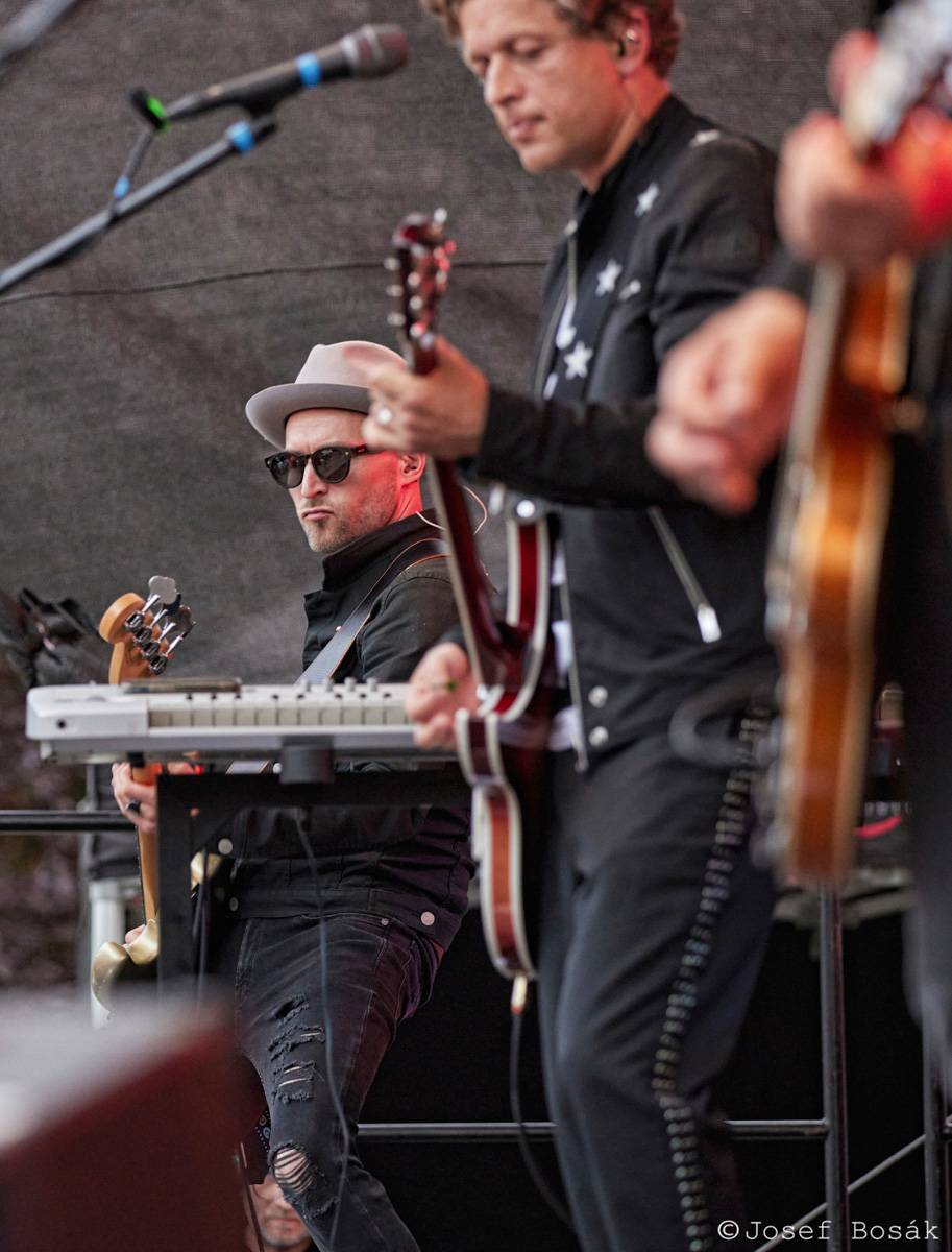 Michal Hrůza zahájil turné Symphonica na zahradě Trojského zámku, kapelu doprovází ženský orchestr i dětský sbor