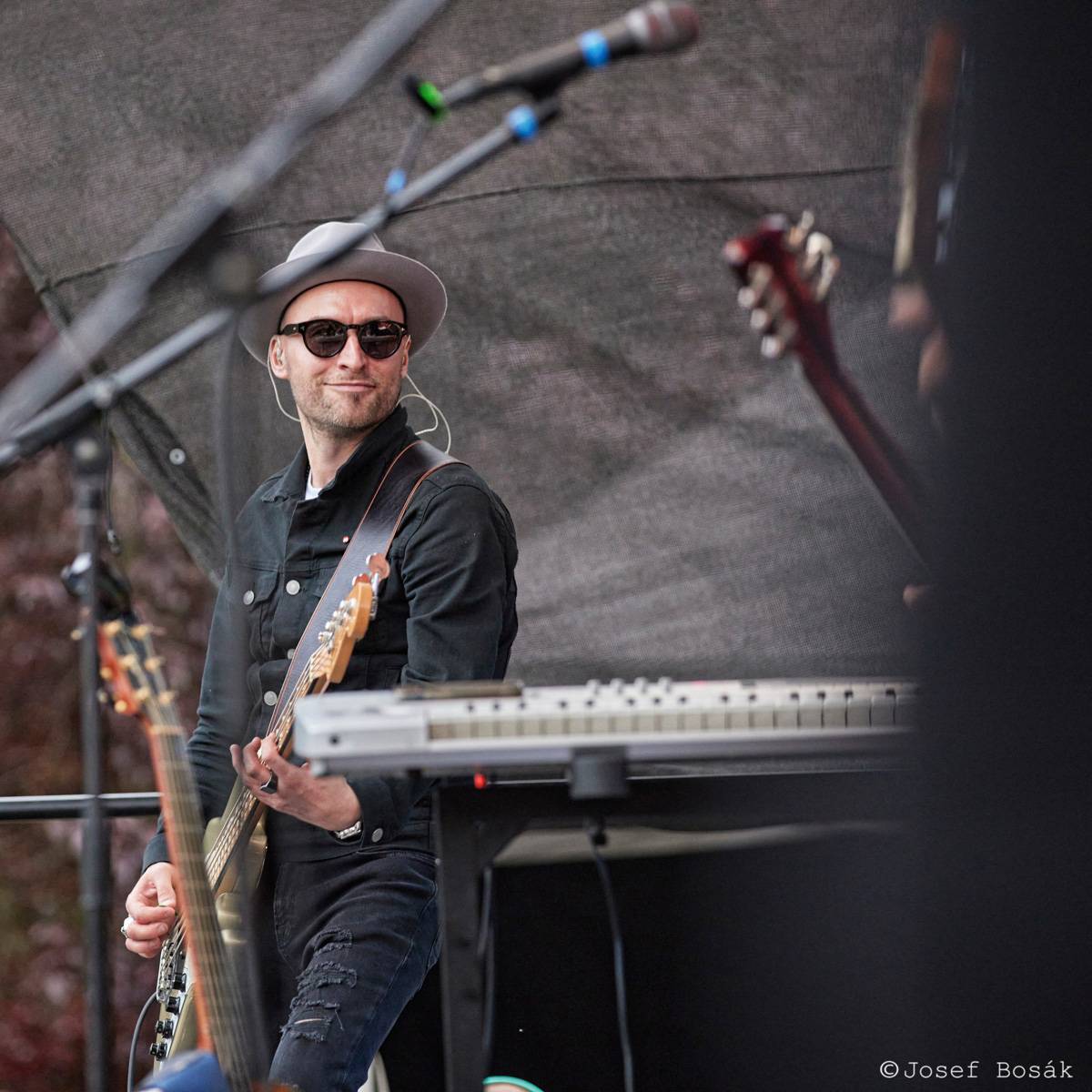 Michal Hrůza zahájil turné Symphonica na zahradě Trojského zámku, kapelu doprovází ženský orchestr i dětský sbor