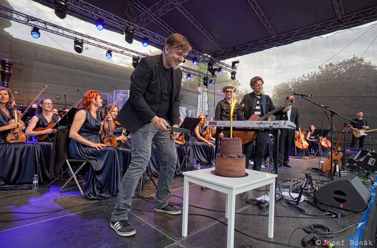 Michal Hrůza zahájil turné Symphonica na zahradě Trojského zámku, kapelu doprovází ženský orchestr i dětský sbor