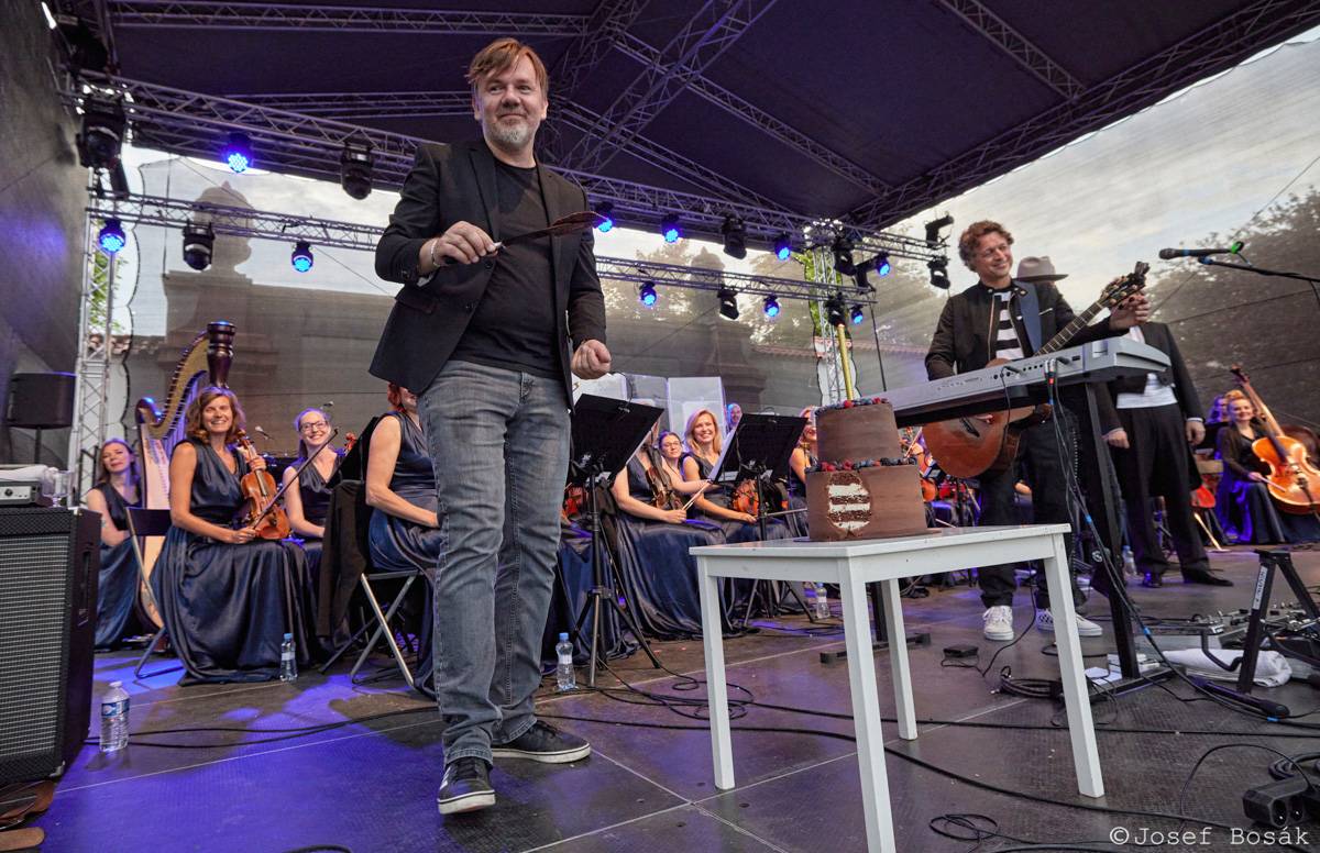 Michal Hrůza zahájil turné Symphonica na zahradě Trojského zámku, kapelu doprovází ženský orchestr i dětský sbor